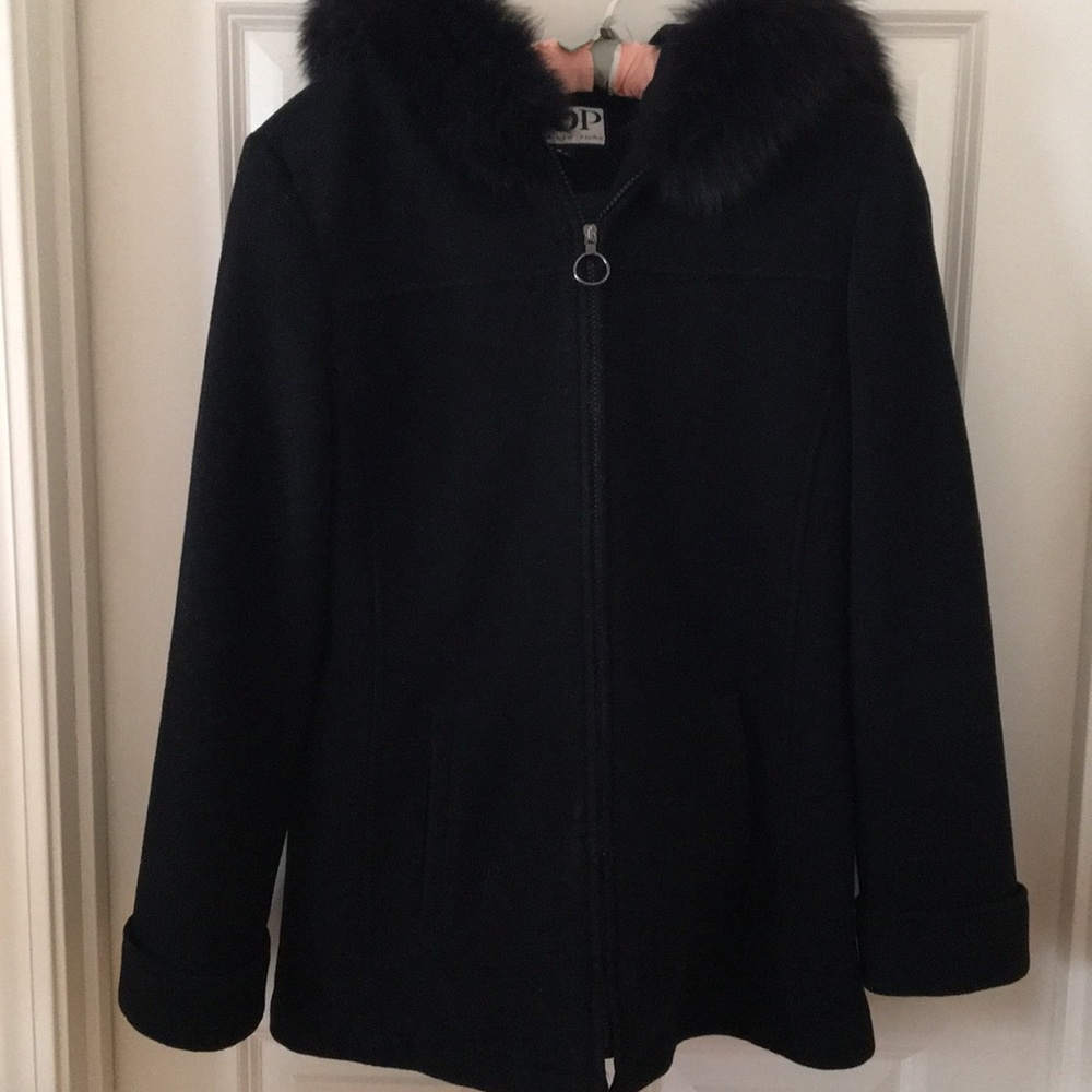 Black winter jacket / faux fur trim hood